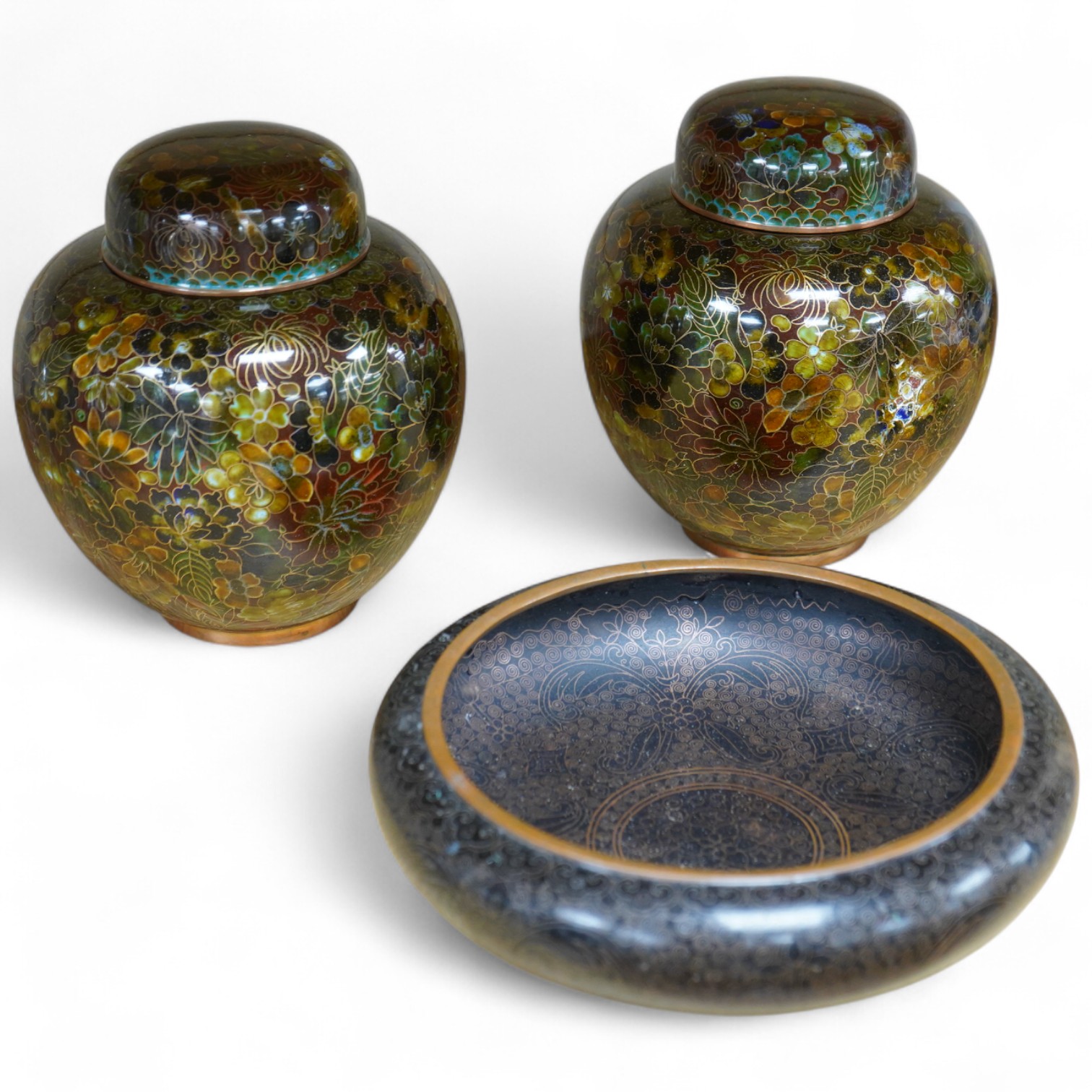 A pair of lidded Japanese cloisonné vases and a cloisonné dish, 20cm